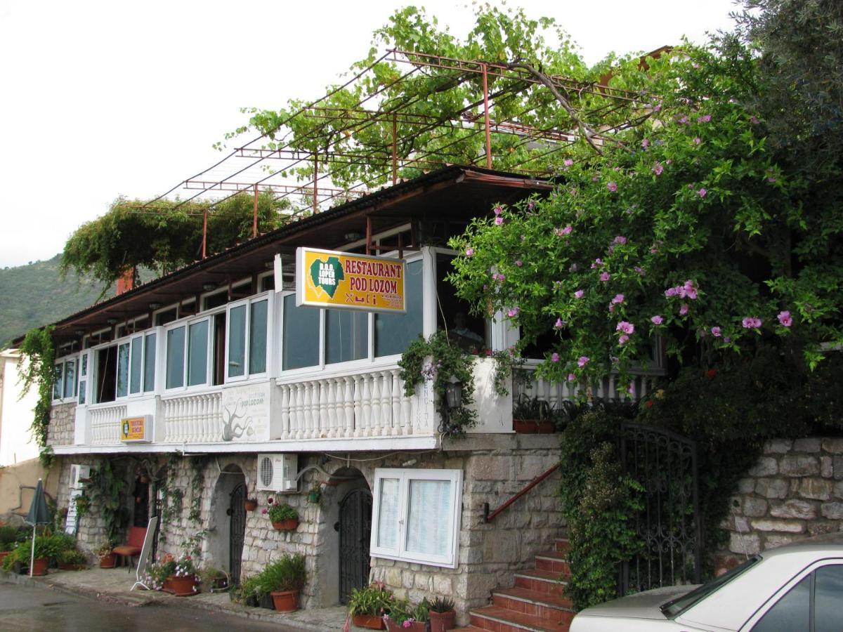Apartments Pod Lozom With Seaview Petrovac Kültér fotó