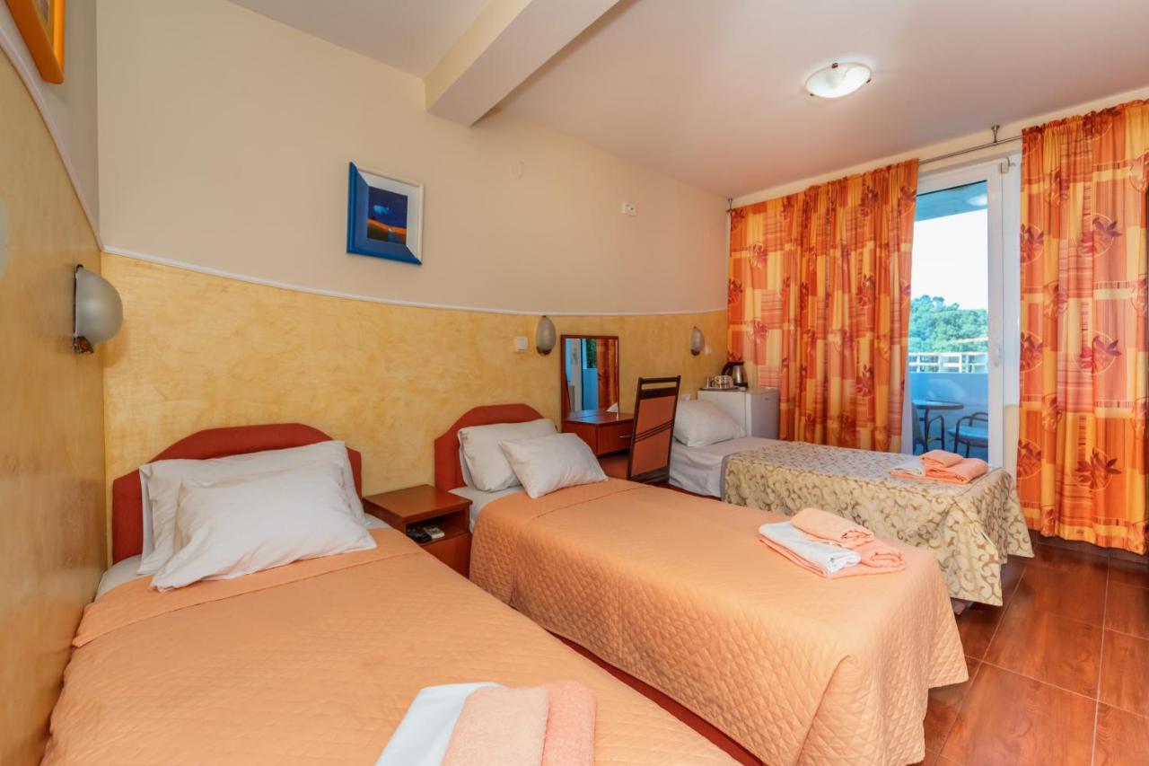 Apartments Pod Lozom With Seaview Petrovac Szoba fotó