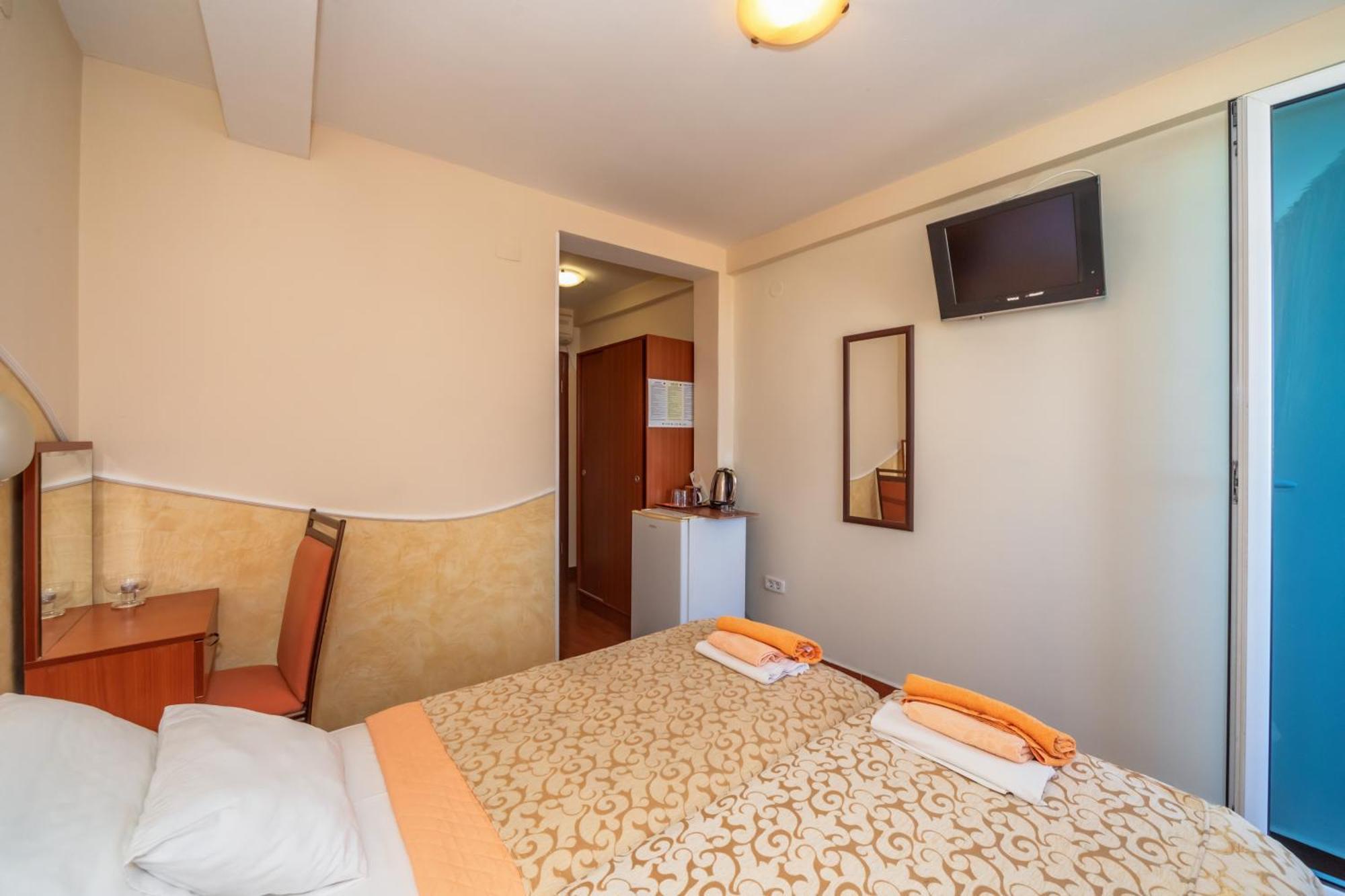 Apartments Pod Lozom With Seaview Petrovac Kültér fotó