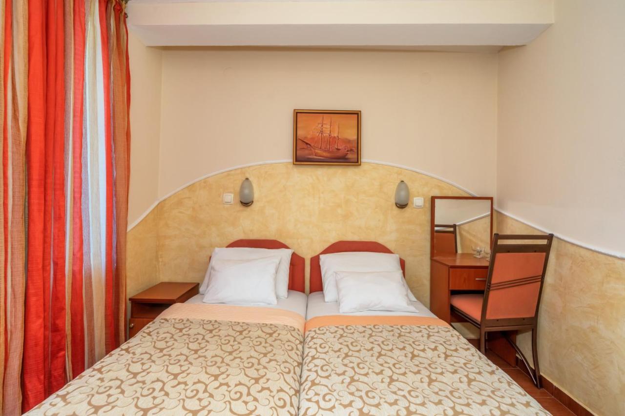 Apartments Pod Lozom With Seaview Petrovac Szoba fotó