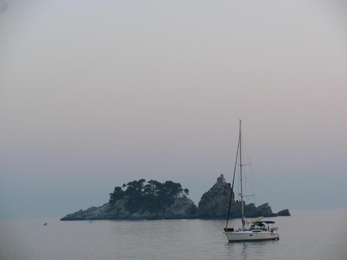 Apartments Pod Lozom With Seaview Petrovac Szoba fotó
