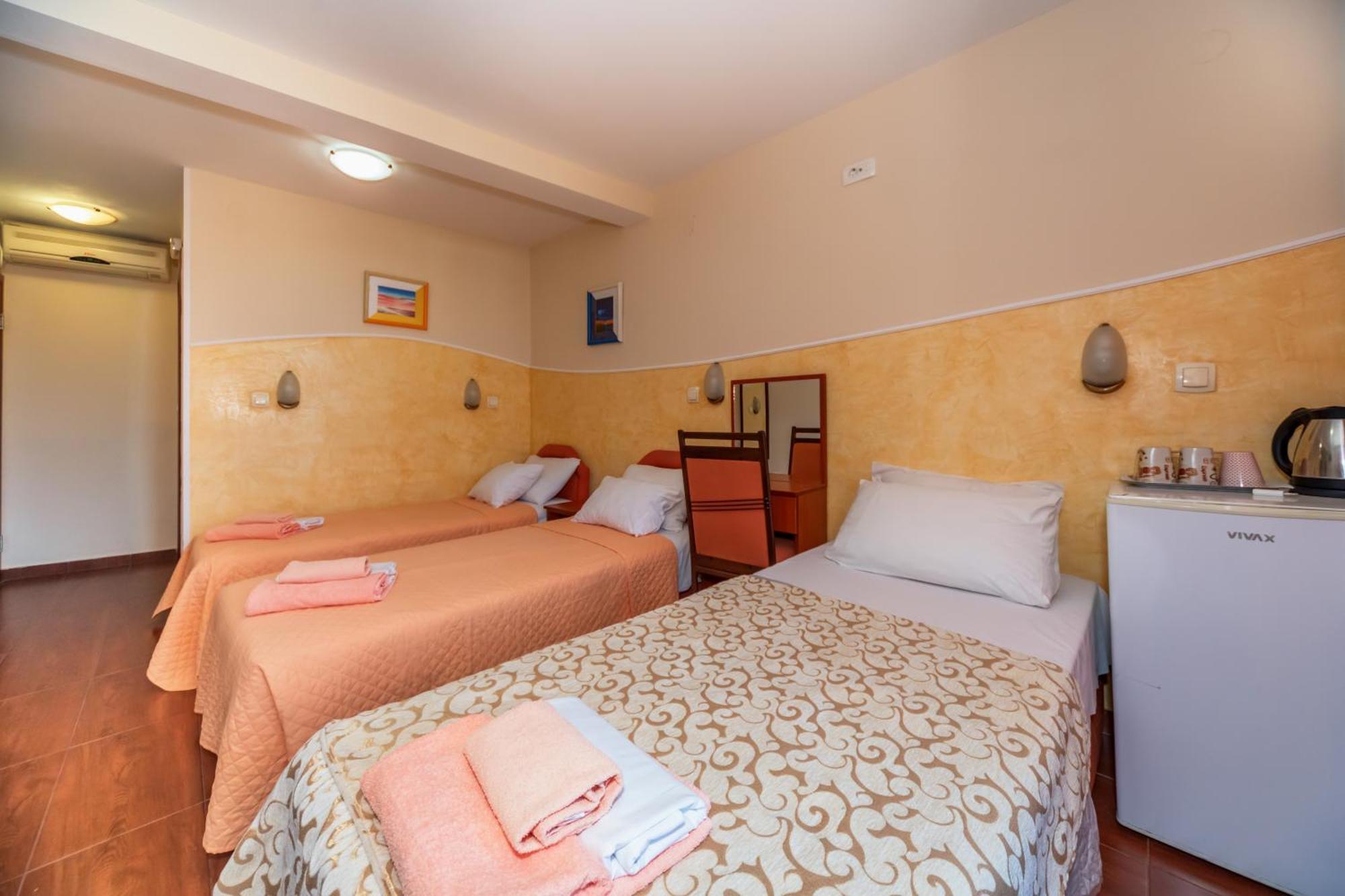 Apartments Pod Lozom With Seaview Petrovac Szoba fotó