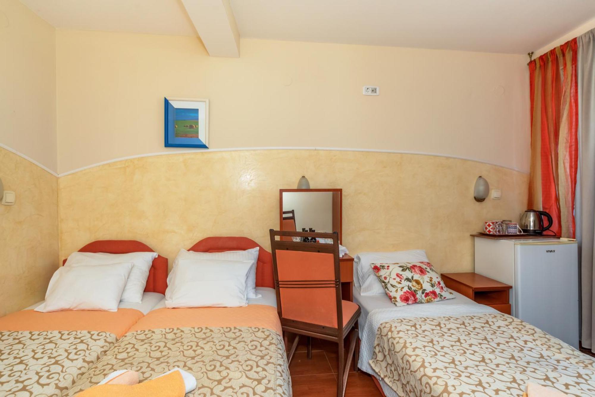 Apartments Pod Lozom With Seaview Petrovac Szoba fotó