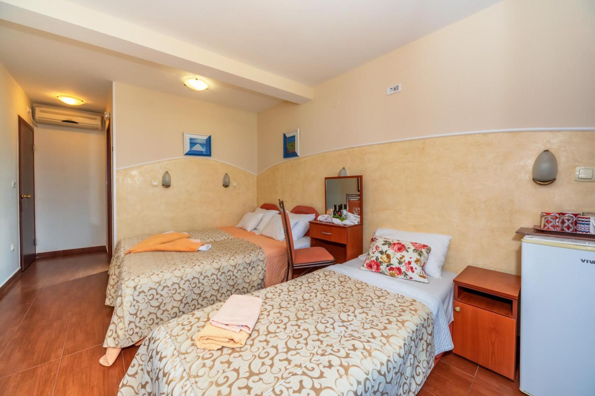 Apartments Pod Lozom With Seaview Petrovac Szoba fotó