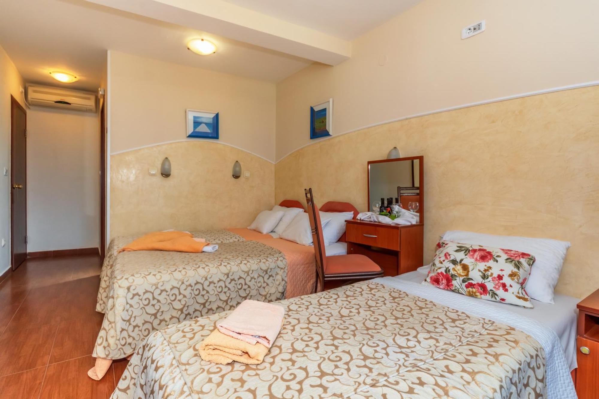 Apartments Pod Lozom With Seaview Petrovac Szoba fotó